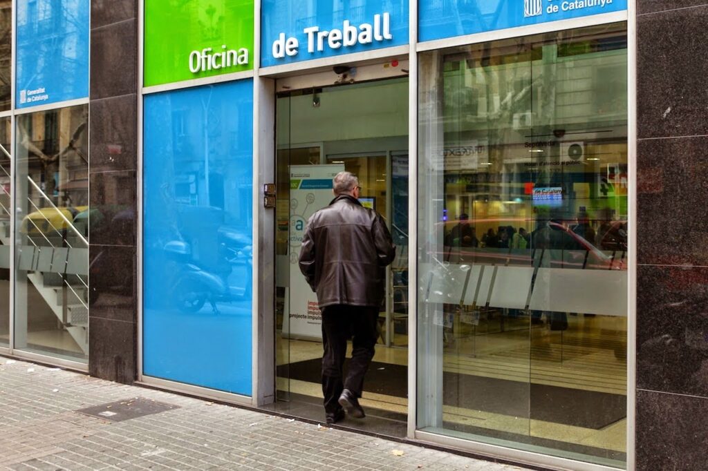 Una persona entra en una oficina del Servei d'Ocupació de Catalunya foto: Diari del Treball