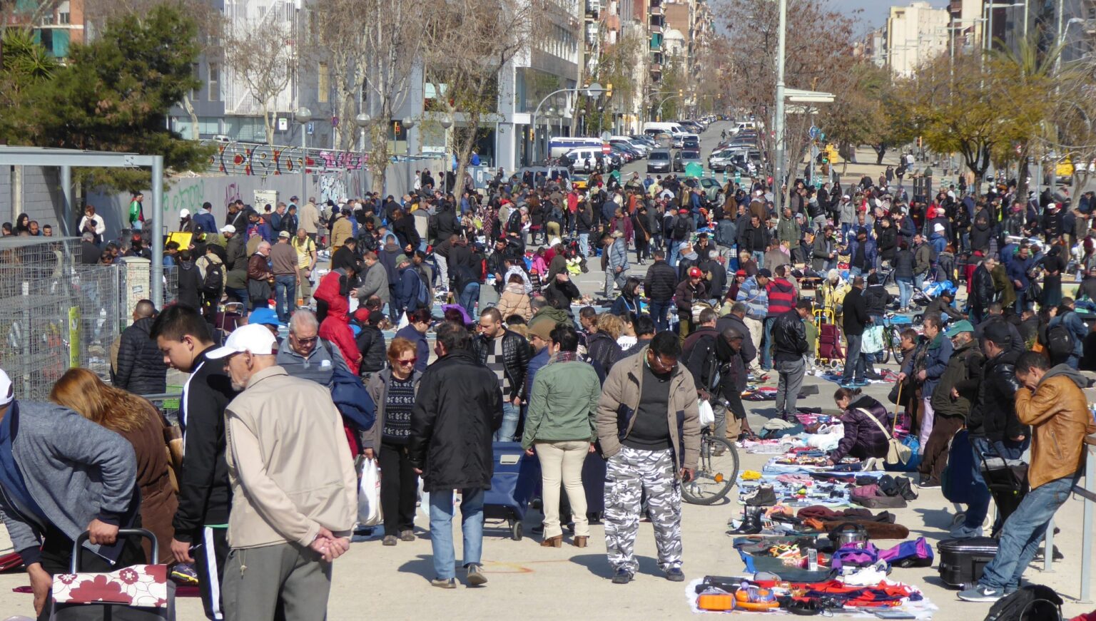 La venta vuelve a la calle en las Glòries: un mercado de segunda mano se expande en la plaza