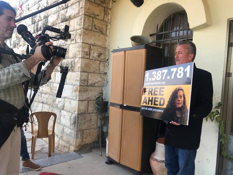 VICENÇ BATALLA | Pahoa Mahagafanau, que interpreta el rol de Shannah, y el director Albert Serra hablando de <em>Pacifiction</em>