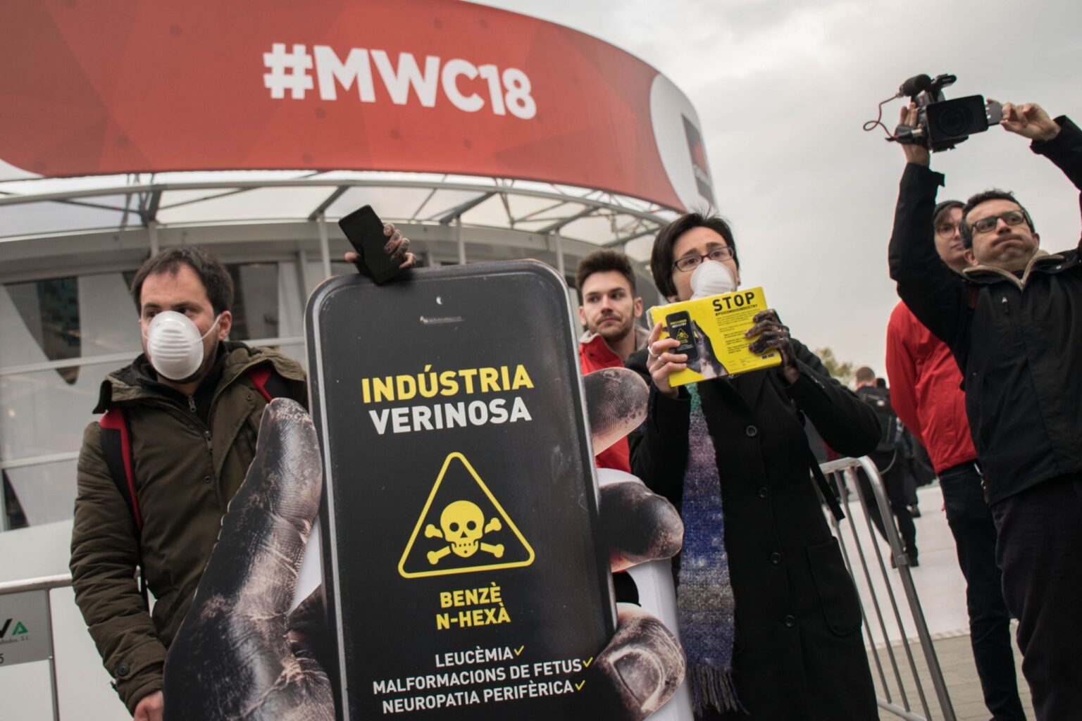Protestas a las puertas del Mobile World Congress contra el uso de tóxicos en la fabricación de los teléfonos