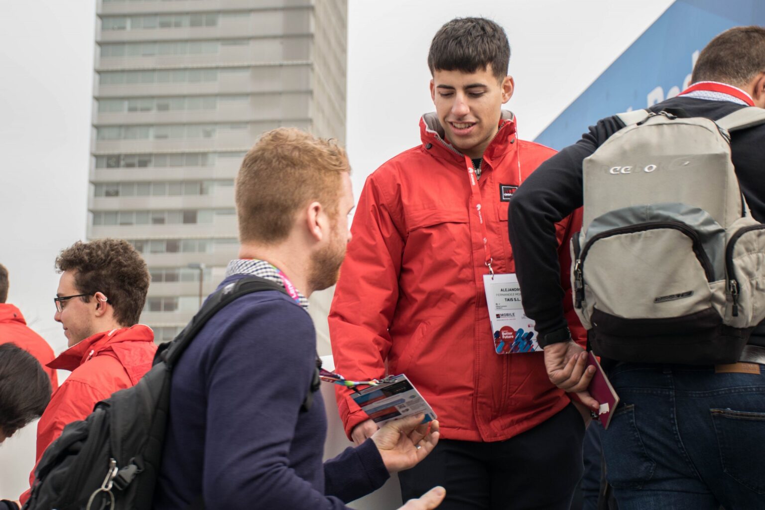 La otra cara del Mobile: protestas por “tóxicos” en los teléfonos, cosificación en la contratación y dudas sobre su impacto económico