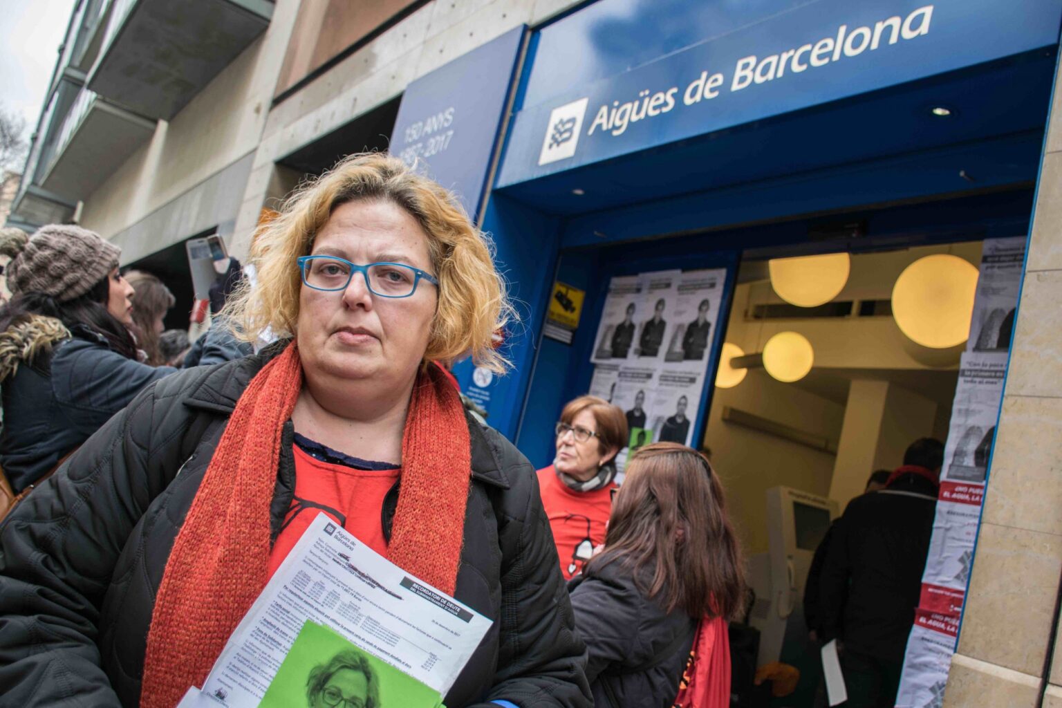 Amb l’aigua al coll: famílies que no poden pagar els subministraments bàsics acumulen deutes de més de mil euros