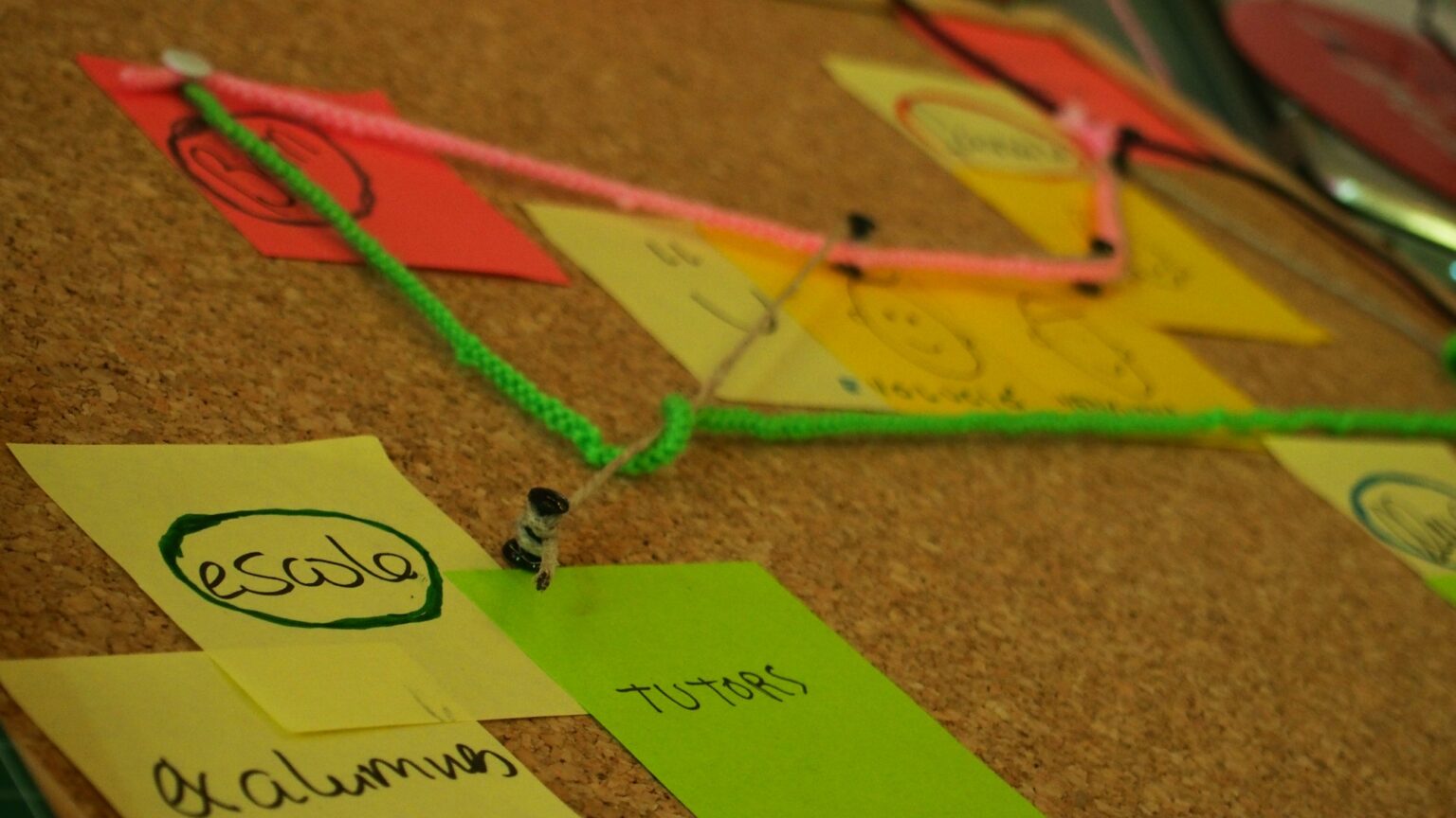 Del abandono a personalizar el aprendizaje: más de 150 personas hackean los retos educativos del Raval