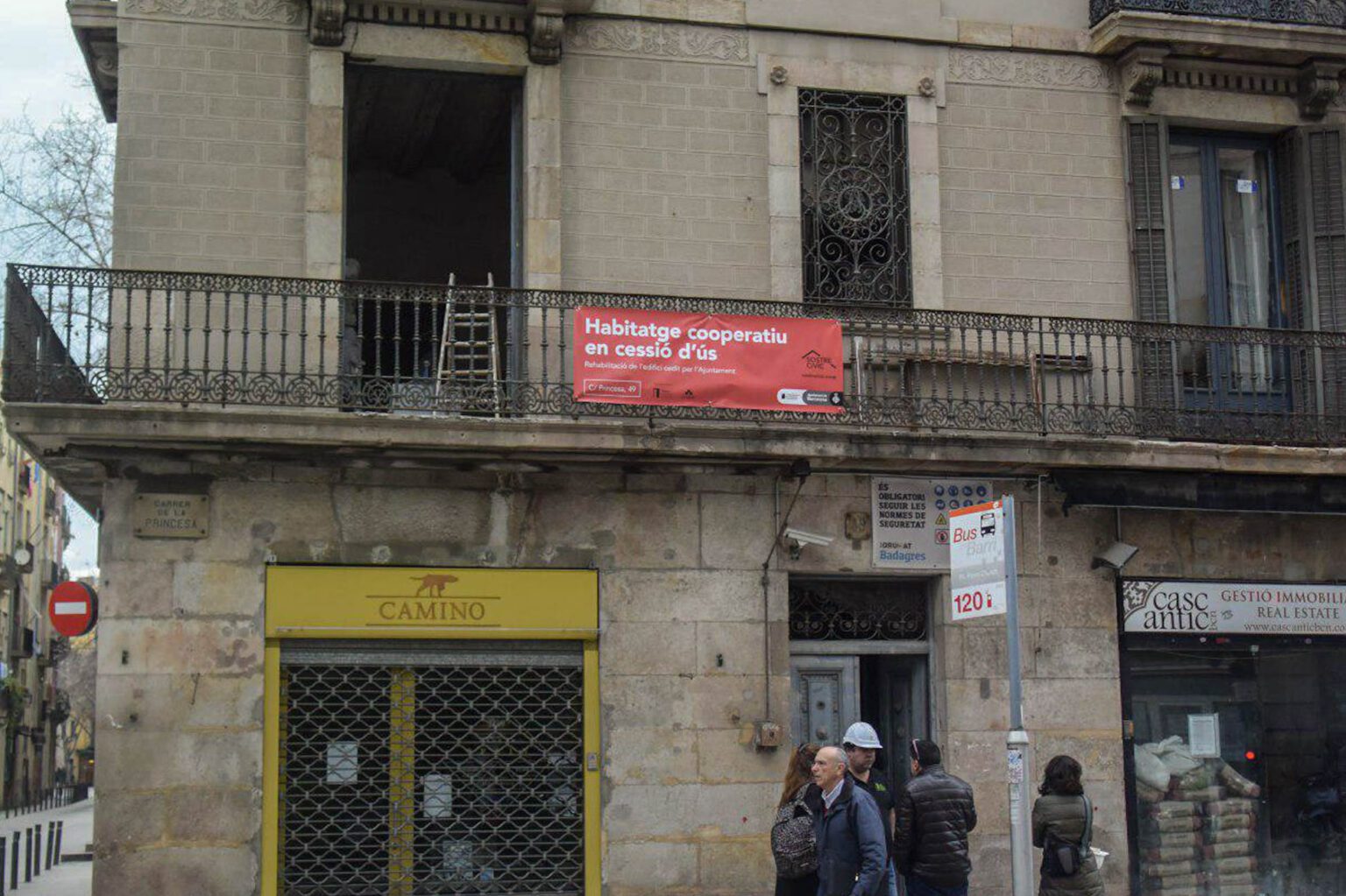 Los inquilinos del proyecto de ‘cohabitatge’ de la calle Princesa 49 ocuparán sus pisos el próximo abril Fachada del edificio de cohabitatge en la calle Princesa de Barcelona foto Tomeu Ferrer
