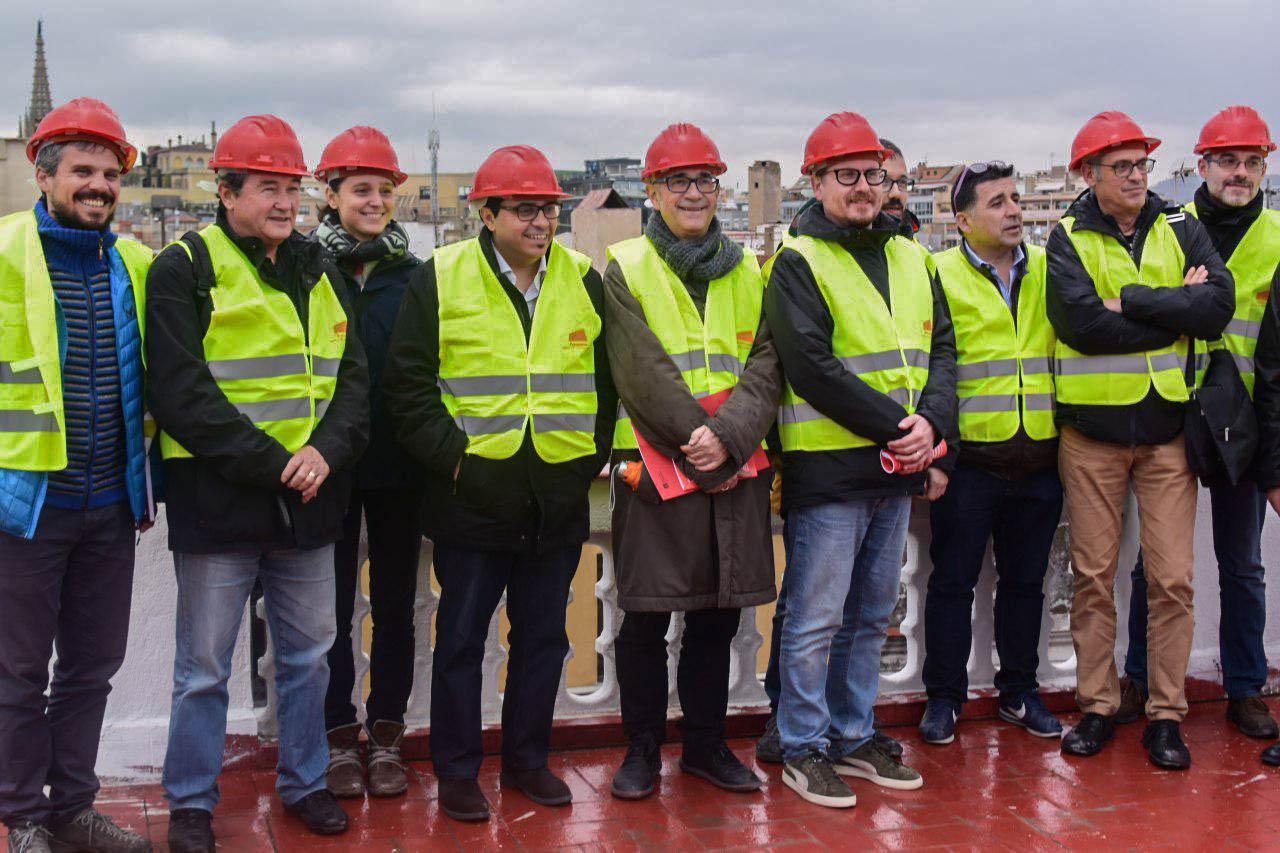 Promotores y responsables políticos en la cubierta del edificio rehabilitado fioto: Tomeu Ferrer