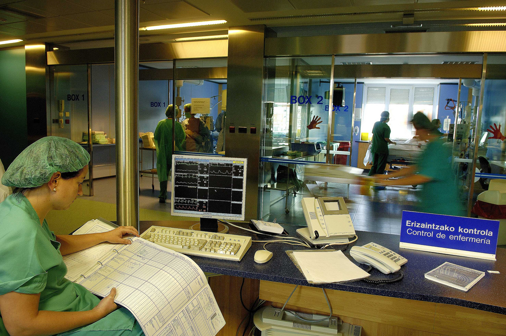 Las profesiones sanitarias: feminizadas pero con una profunda brecha salarial