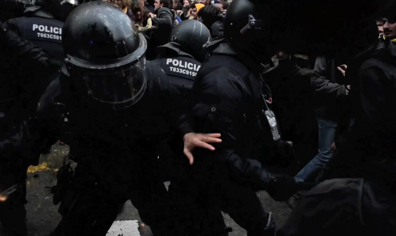 Furgones a toda velocidad o porras golpeando en la cabeza: la controvertida actuación de la Brimo en las últimas manifestaciones independentistas