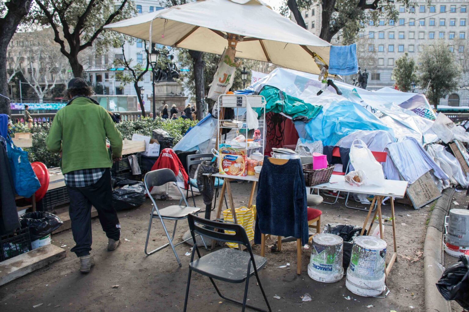 La acampada de los sin techo de plaza Catalunya mantiene el pulso con el Ayuntamiento de Barcelona