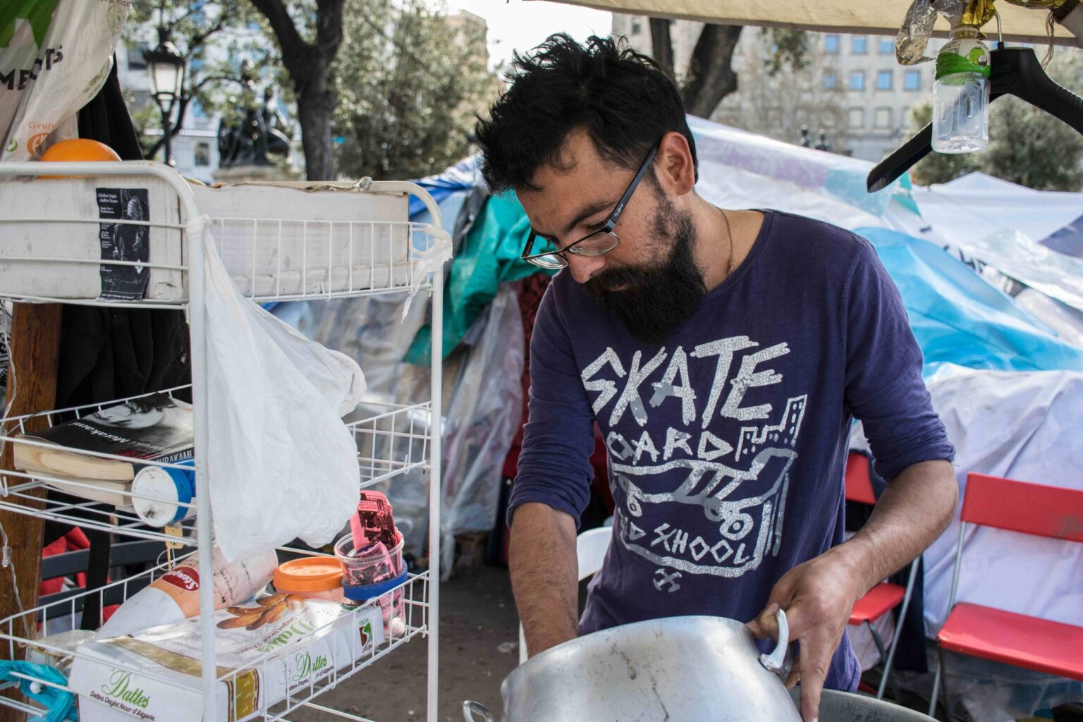 Sin techo, precarios y migrantes organizan una semana de debates en plaza Catalunya: “República sí, pero con derechos para todos”