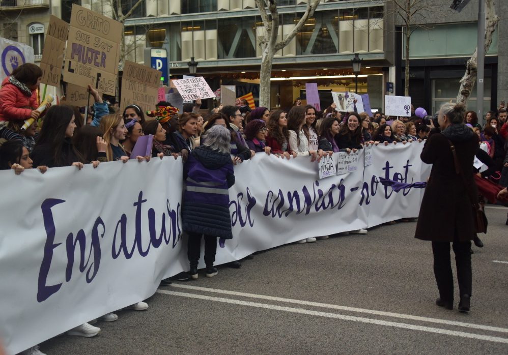 Una marea violeta con más de 200.000 manifestantes cierra en Barcelona un 8 de marzo histórico