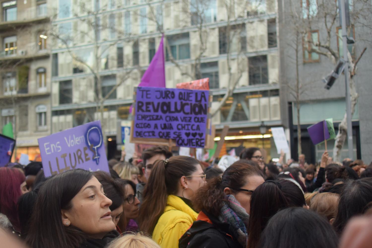 Muchas manifestantes llevaban carteles hechos manuaolmente foto: Tomeu Ferrer