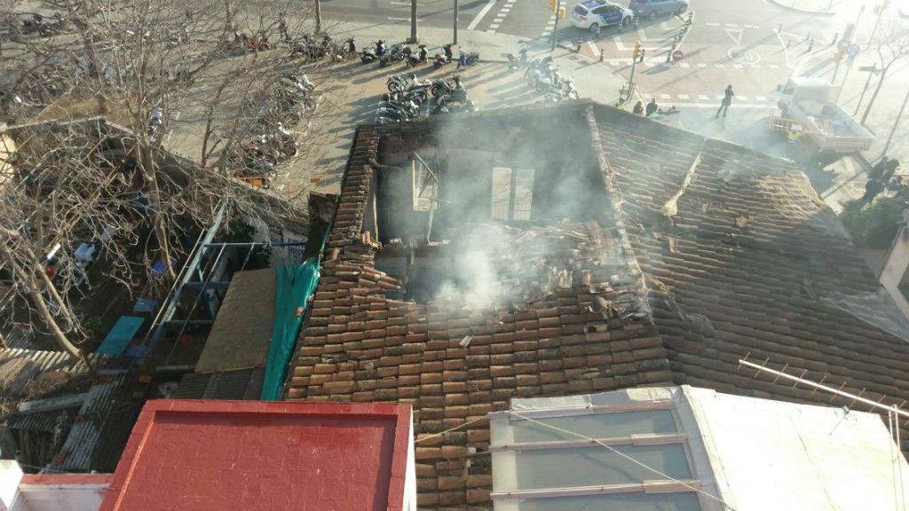 Denuncian ataques fascistas y el incendio provocado del Ateneu de Sarrià