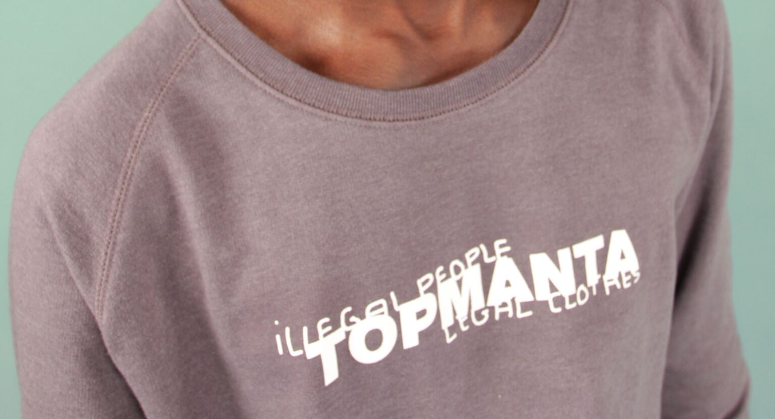 Los manteros buscan financiación para su primera colección de moda: “Ropa legal hecha por gente ilegal”