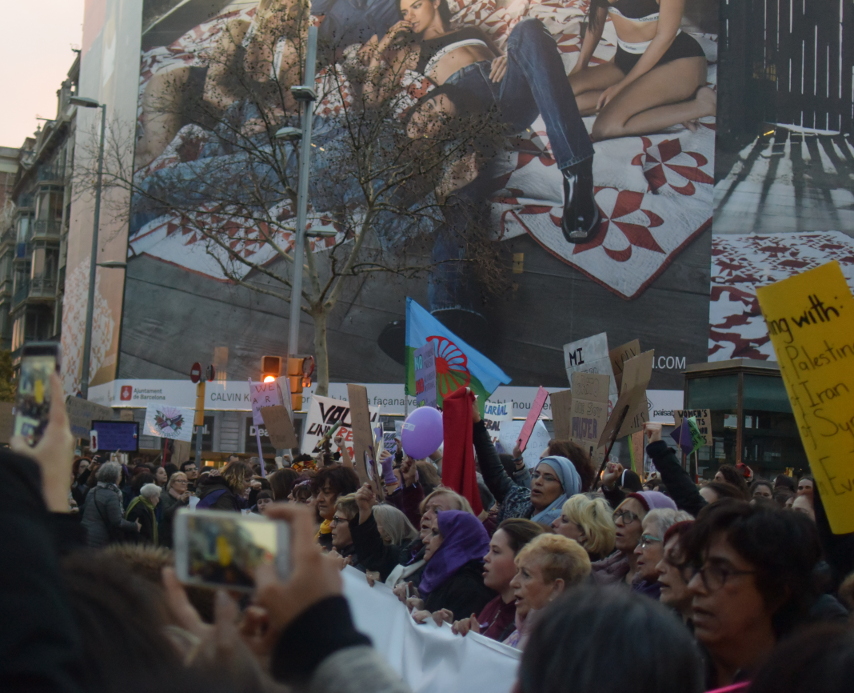 La manifestació del 8 de març ha aplegat diversitat intergeneracional foto: Tomeu Ferrer