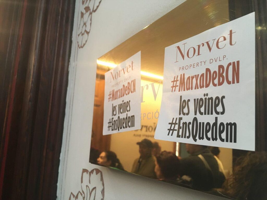 Ocupen les oficines de Norvet per reclamar que aturin el desnonament d’un veí de Poble-sec