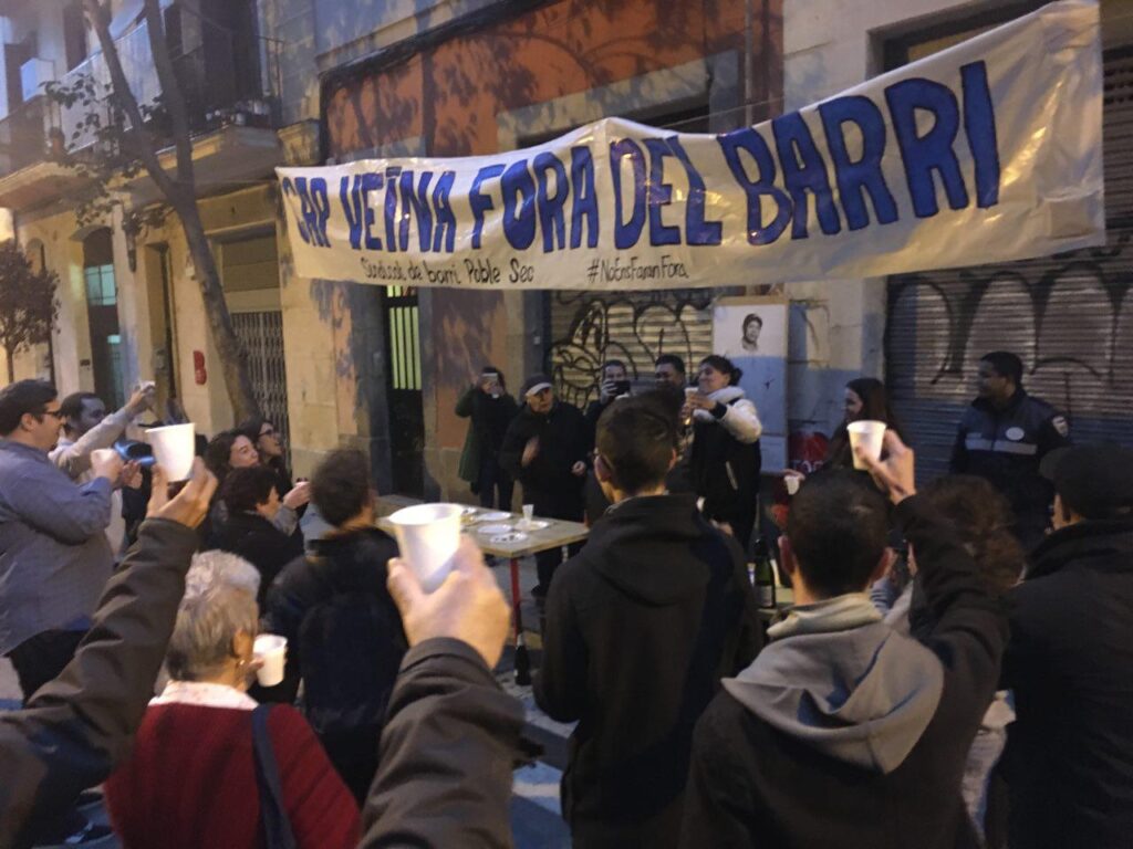 Suspès el desallotjament d’un veí del Poble-sec després de queixes de ‘mobbing’