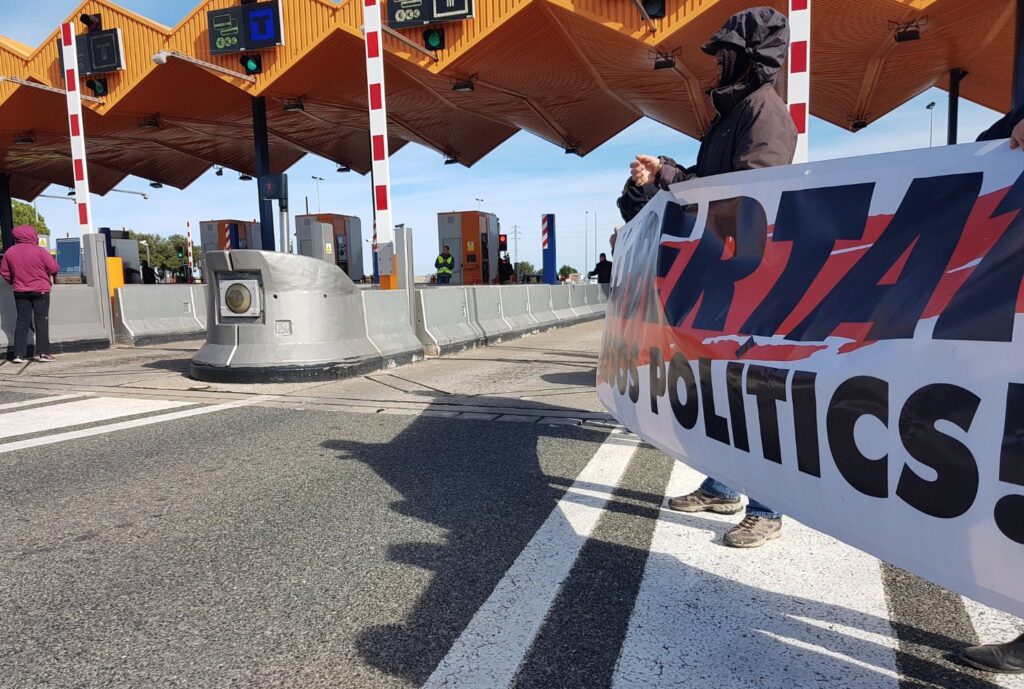 Semana Santa de capirotes y CDR Acció dels CDR a un peatge
