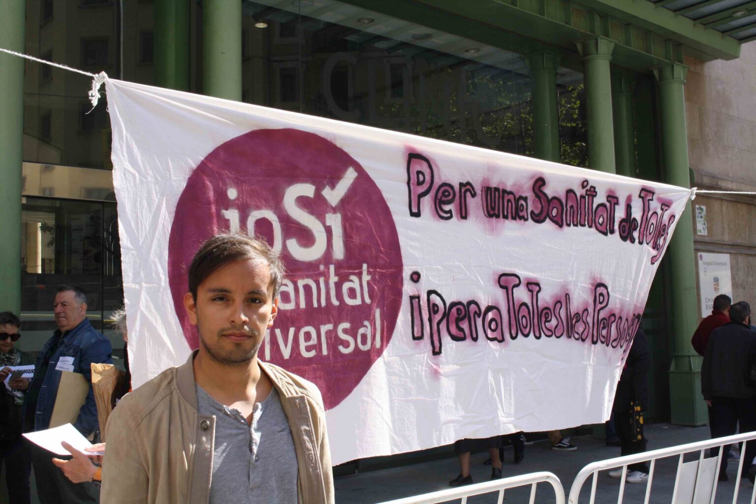 El Clínic opera de urgencias un chico con cobertura y tres meses después le reclama los gastos de la asistencia