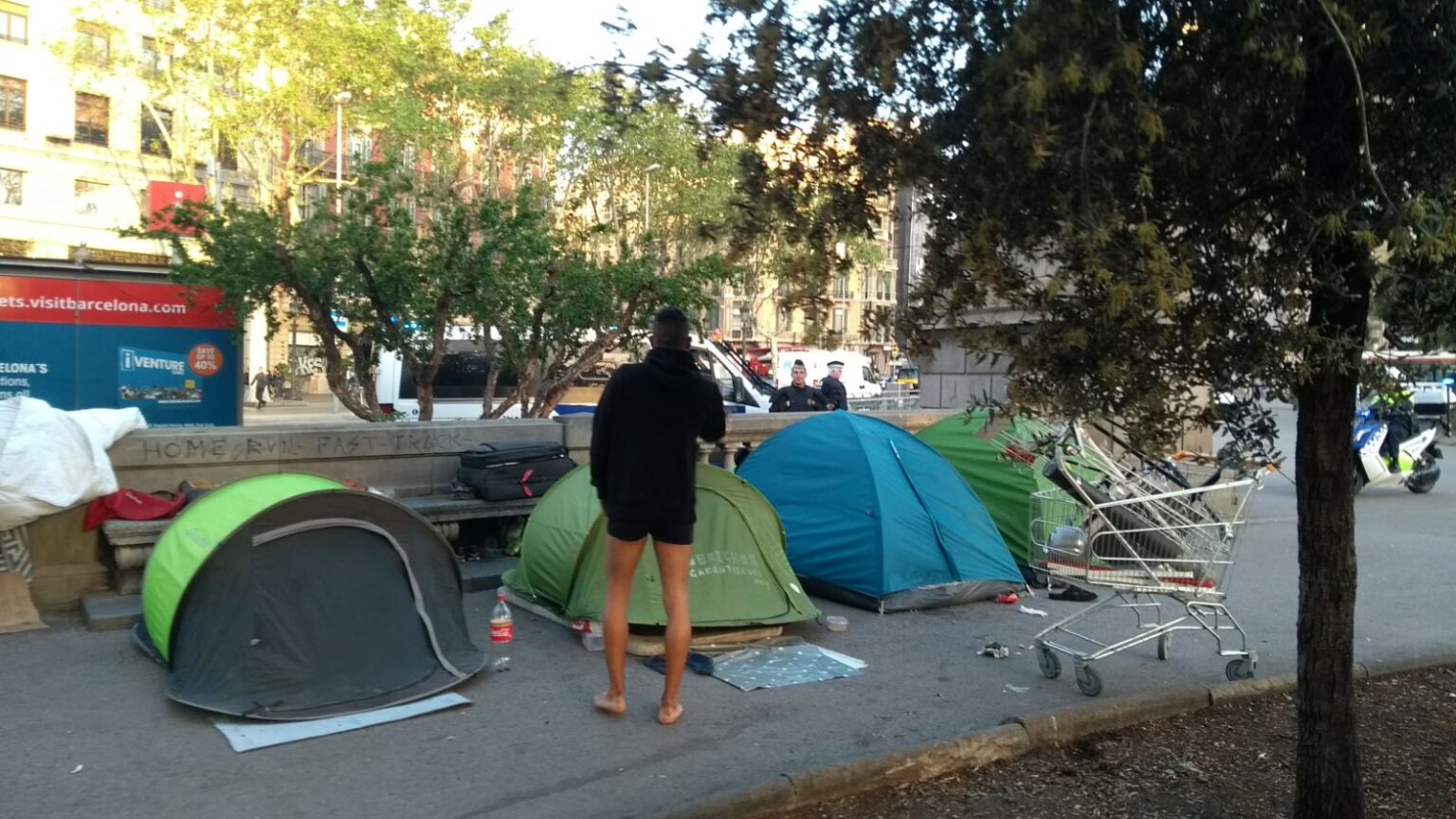 El Ayuntamiento de Barcelona desaloja los dos campamentos de plaza Catalunya antes de Sant Jordi