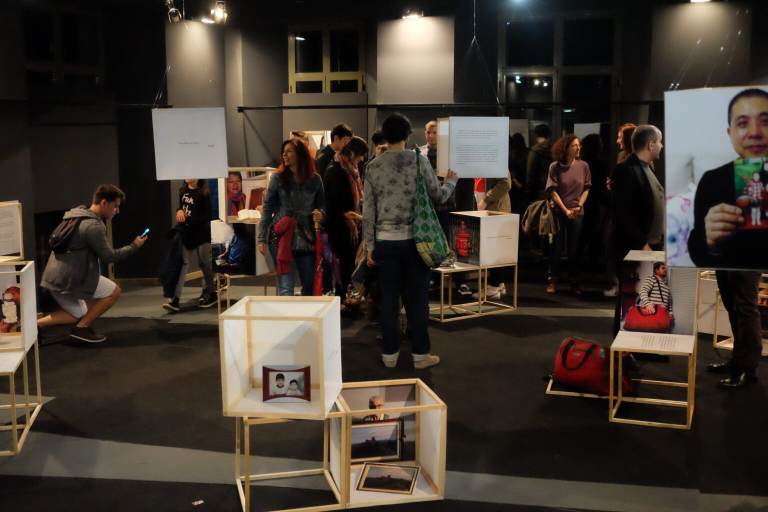 Las experiencias migratorias del barrio entran al museo: alumnos de Badalona ponen en valor la fuerza pedagógica de comisionar una exposición