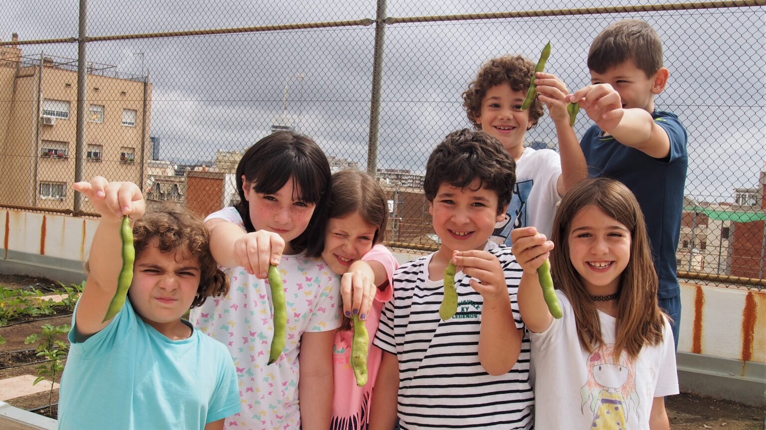 Cooperativas en las aulas: una herramienta para la conciencia social y el empoderamiento Membres de la cooperativa d'alumnes VerduraIM mostrant la collita | SANDRA VICENTE