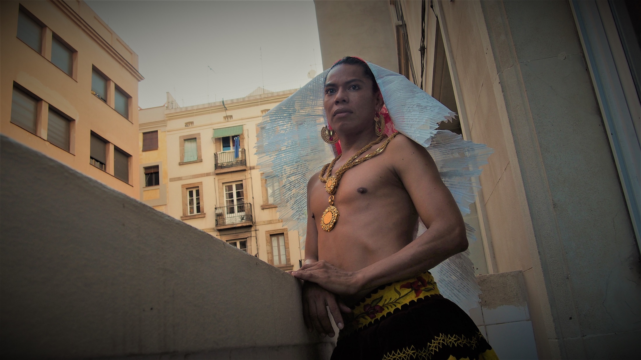 Lukas Avendaño, artista muxe mexicano, vestido con la indumentaria de la performance Buscando a Bruno | SANDRA VICENTE