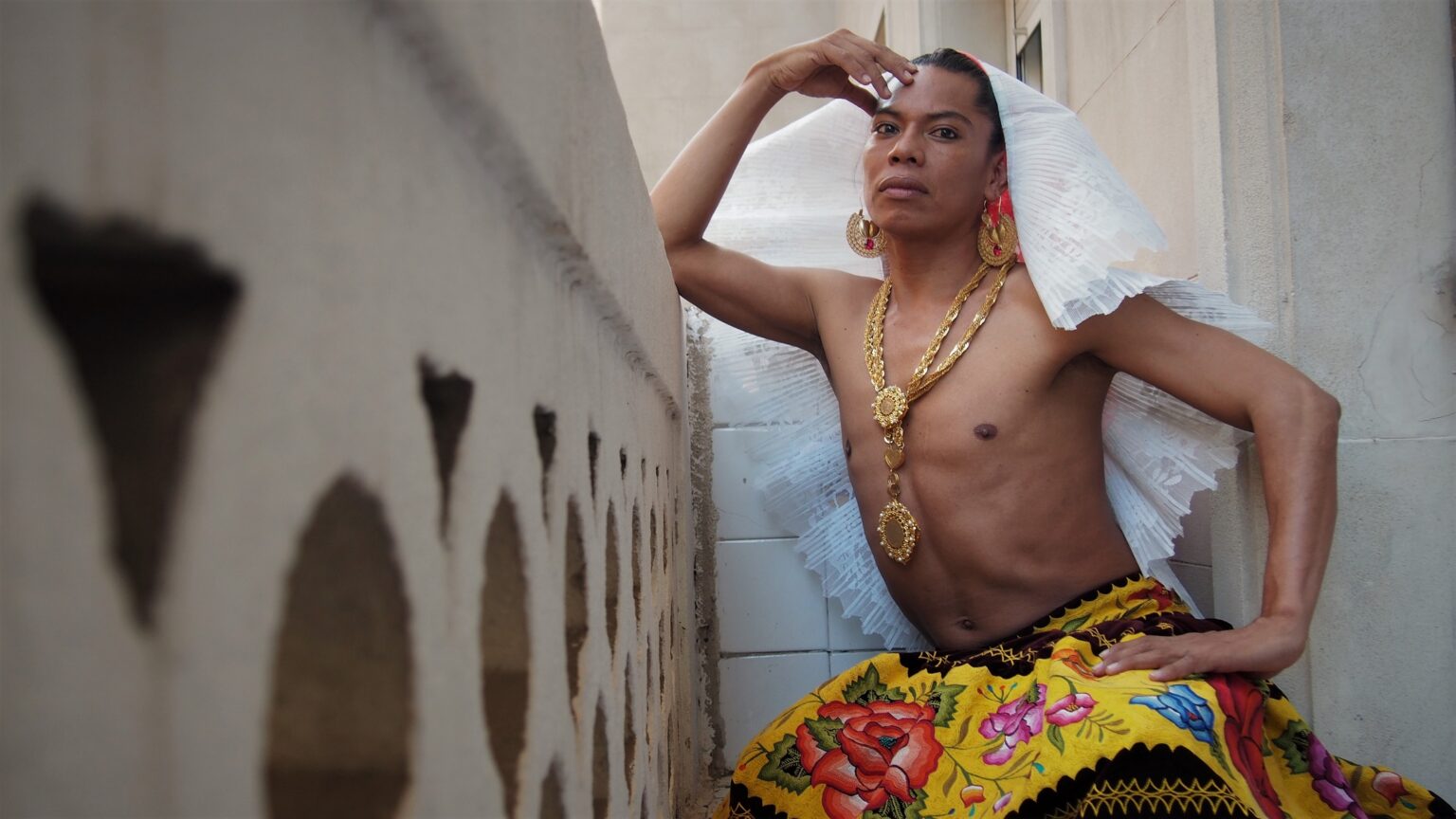 “Quiero pensar que con el arte puedo convertir la impotencia de la desaparición de mi hermano en algo alegre” Lukas Avendaño, artista muxe mexicano, vestido con la indumentaria de la performance Buscando a Bruno | SANDRA VICENTE