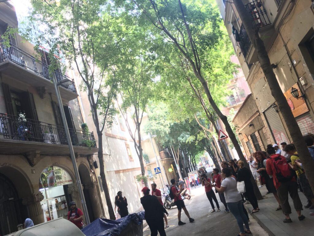 El Sindicat de Barri de Poble Sec ocupa un piso para intentar evitar que la Generalitat lo subaste