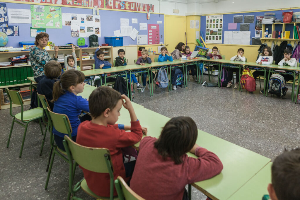 Las veladoras elevan quejas por las condiciones de las licitaciones de cara al próximo curso Una classe de primària amb presència d’una vetlladora / ENRIC CATALÀ