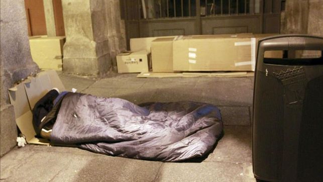 El pleno de L’Hospitalet vota en contra de saber cuántas personas duermen en la calle.