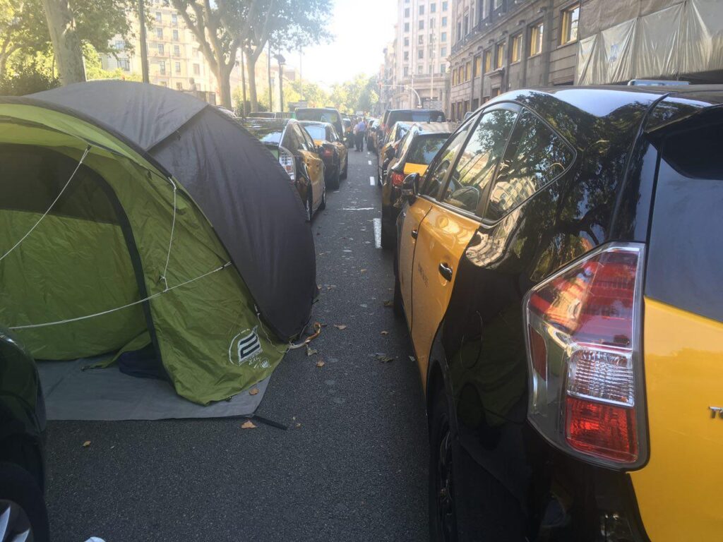 La reunión con el ministerio de Fomento no desconvoca la huelga del sector del taxi, a pesar de los avances Los taxistas se preparan para una larga estancia en la Gran Via, foto: Sonia Calvó