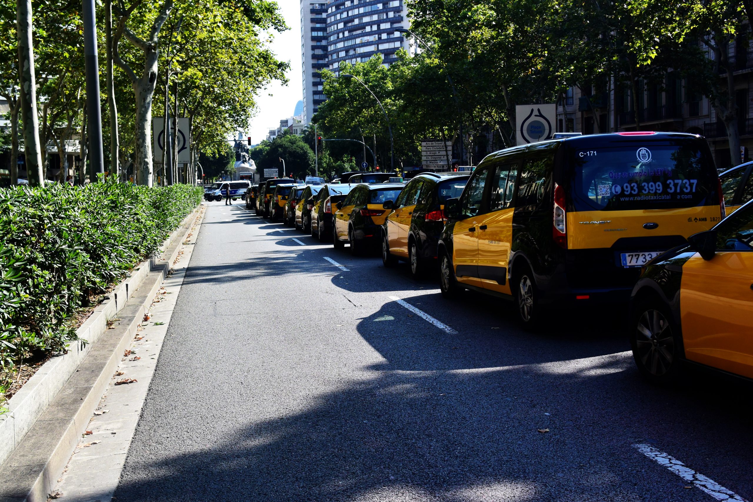 La concentraciòn de taxis deja circular por el lateral de Gran Vía y Passeig de Gràcia, foto Tomeu Ferrer