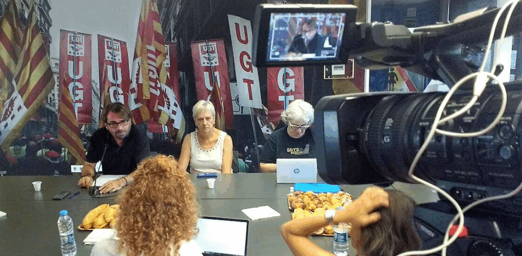 UGT vincula la normalización política en Catalunya al cese de la prisión preventiva de los detenidos Camil Ros iNuria Solé, responsable d'organització de la UGT durant ña roda de premsa foto: Tomeu Ferrer