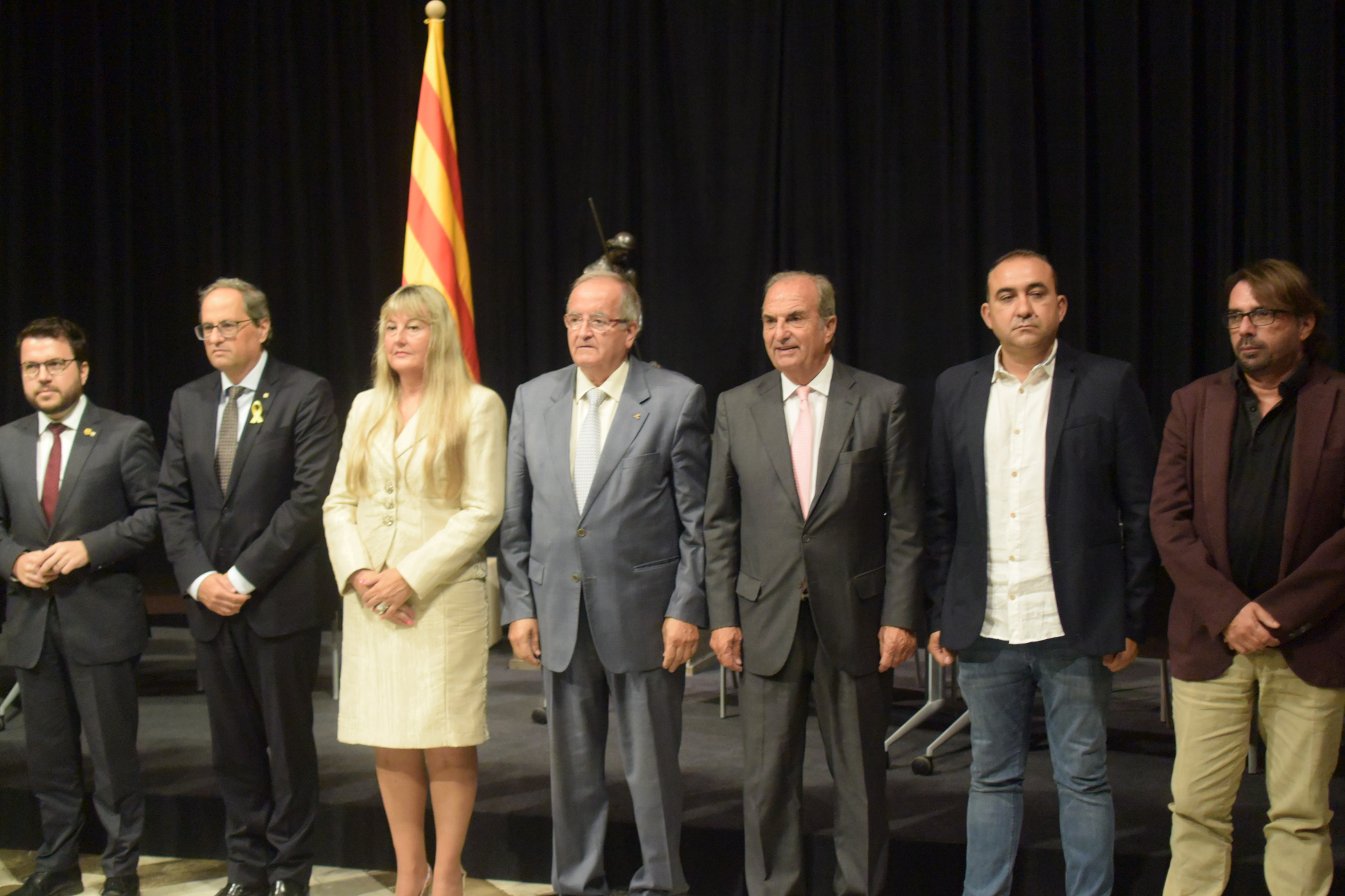 Foto final després de realitzada la firma: foto Tomeu Ferrer