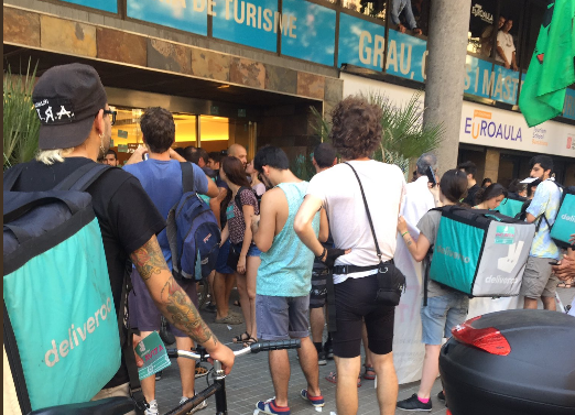 El Ministerio de Trabajo prepara una ley para regular la situación laboral de los riders