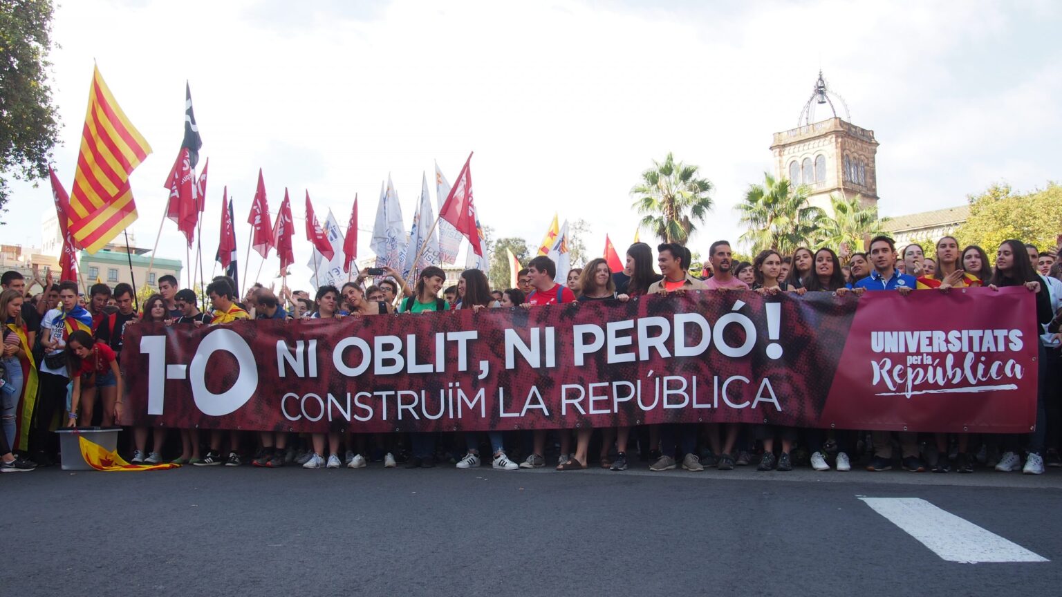 Milers d’estudiants es manifesten per reclamar unitat i reivindicar els resultats del referèndum