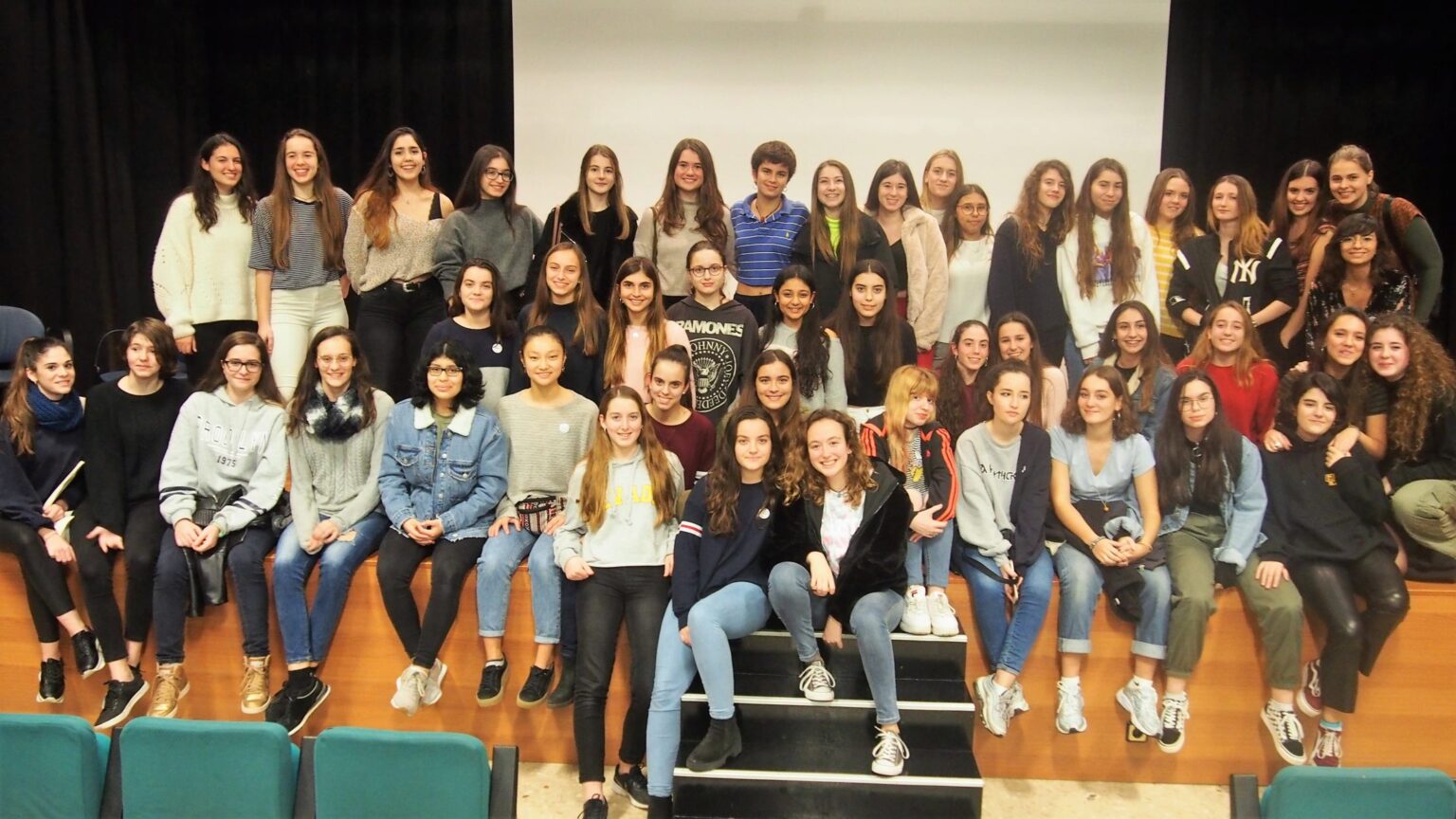 “37 històries”: la presa de consciència feminista d’un grup d’adolescents