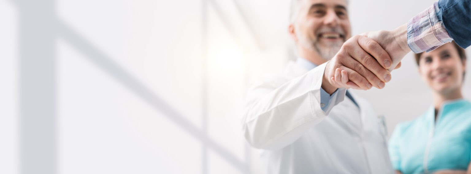 El 30% de los médicos catalanes se jubilarán en los próximos 10 años: el relevo será mujer, joven y especialista