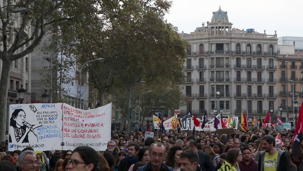 Sanitarios, estudiantes y docentes llenan el centro de Barcelona contra los recortes y en favor de unos presupuestos sociales Aspecte de la Plaça de la Universitat a l'inici de la manfestació foto Victòria Oliveres