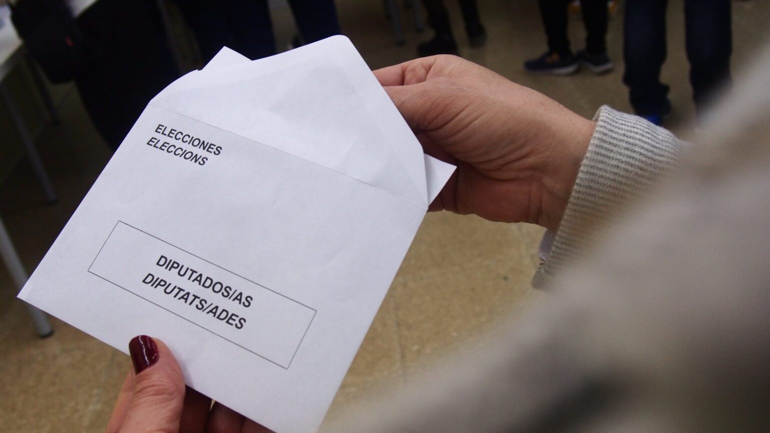 28A: la derecha encuentra un muro, la izquierda abre una puerta