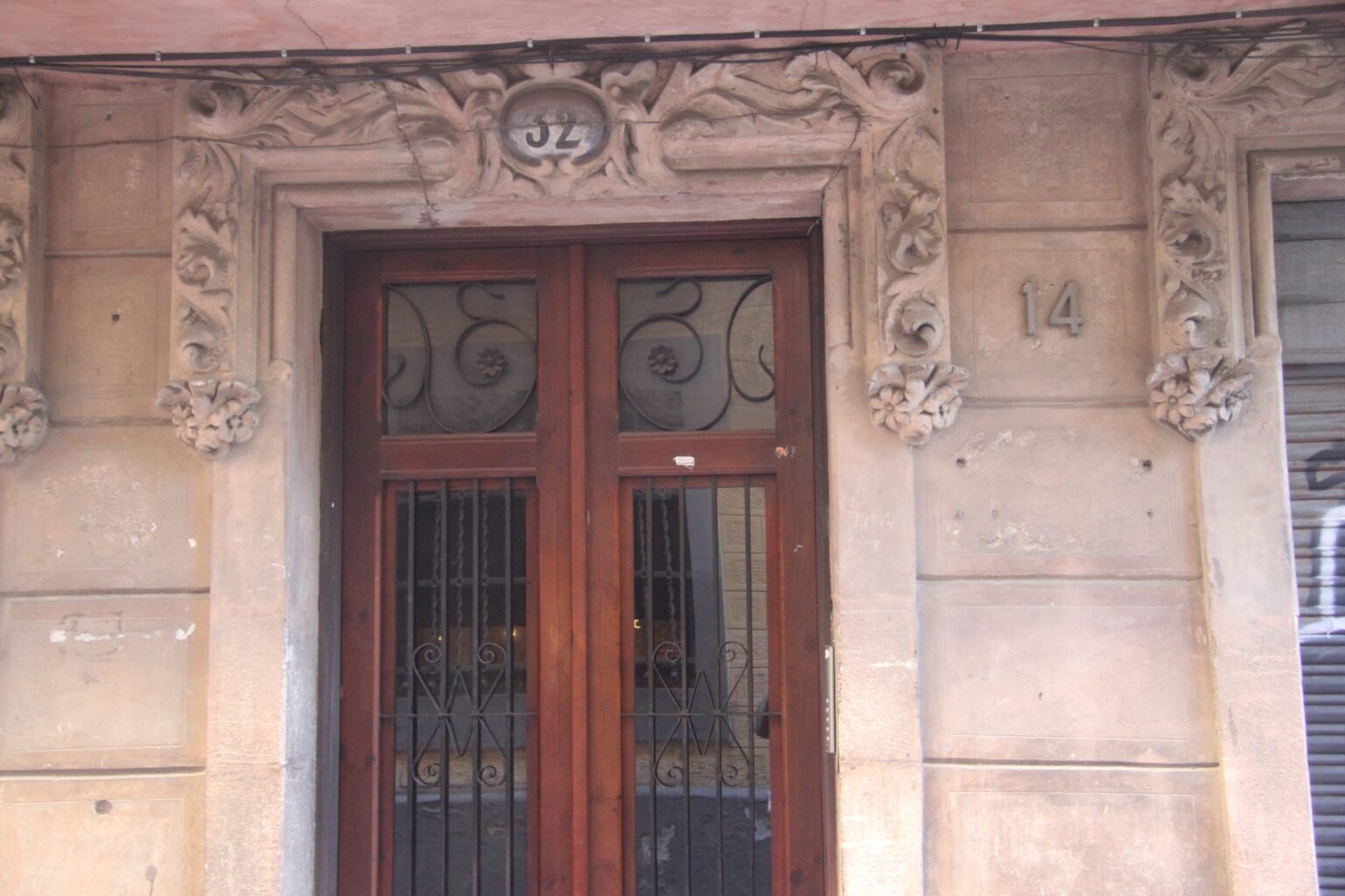 La casa anónima de la calle estrecha