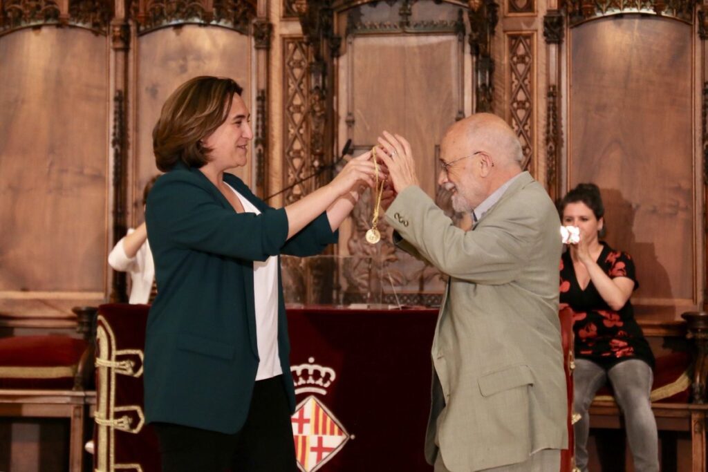 Arcadi Oliveres recibe la Medalla de Oro al Mérito Cívico del Ayuntamiento de Barcelona