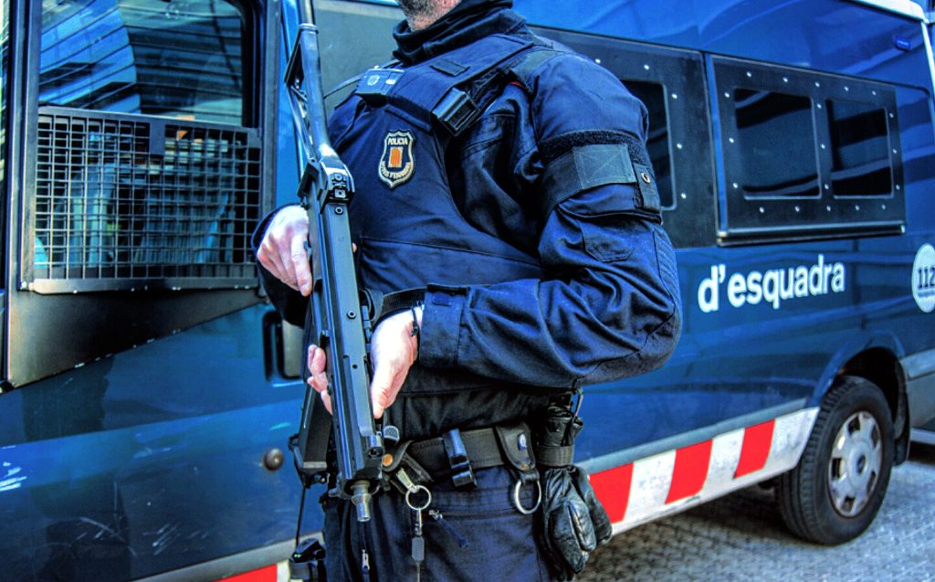 Quatre anys de nivell 4 d’alerta antiterrorista, quatre anys normalitzant les armes al carrer