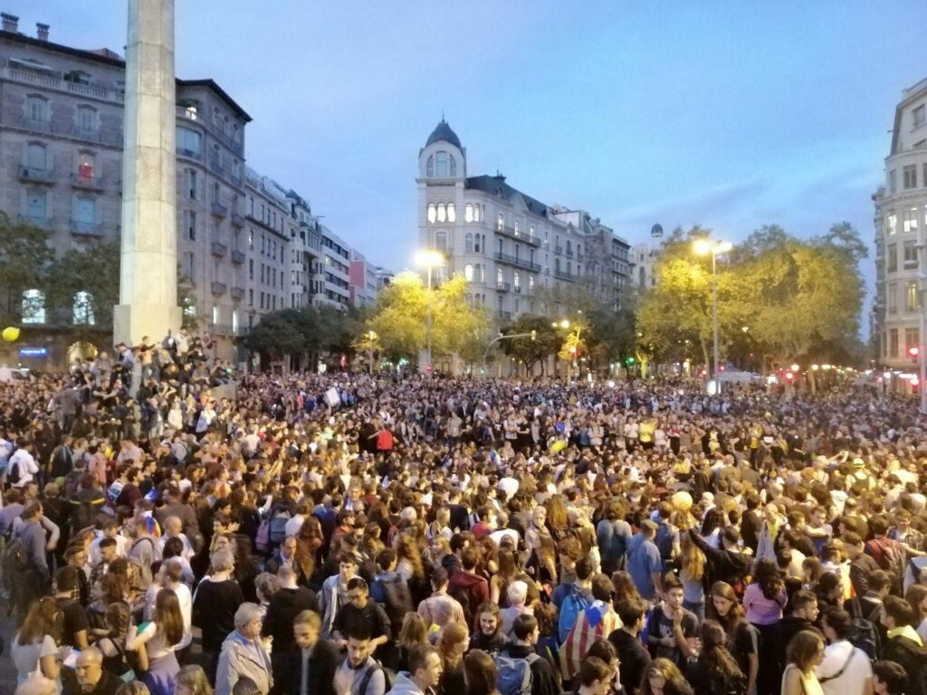 Revoltes i buit de poder: qui ocupa l’absència de les institucions?