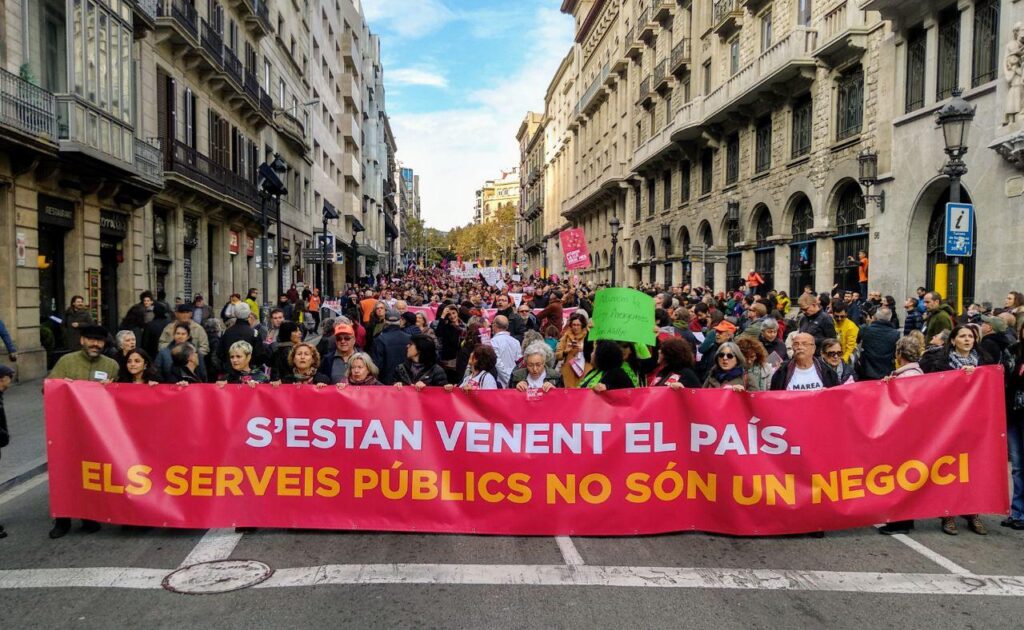 Capçalera de la manifestació contra la Llei Aragonès, a Via Laietana foto: Tomeu Ferrer