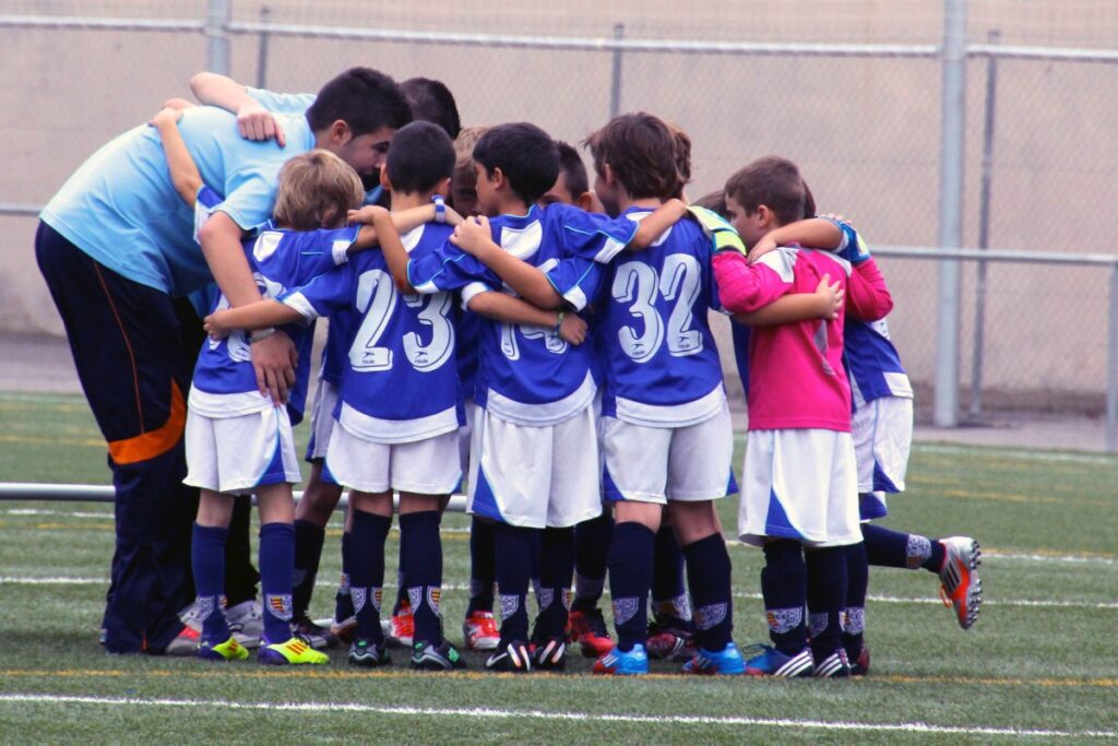 Balón, niños, clubes y competición: ¿el fútbol base educa o ensucia?
