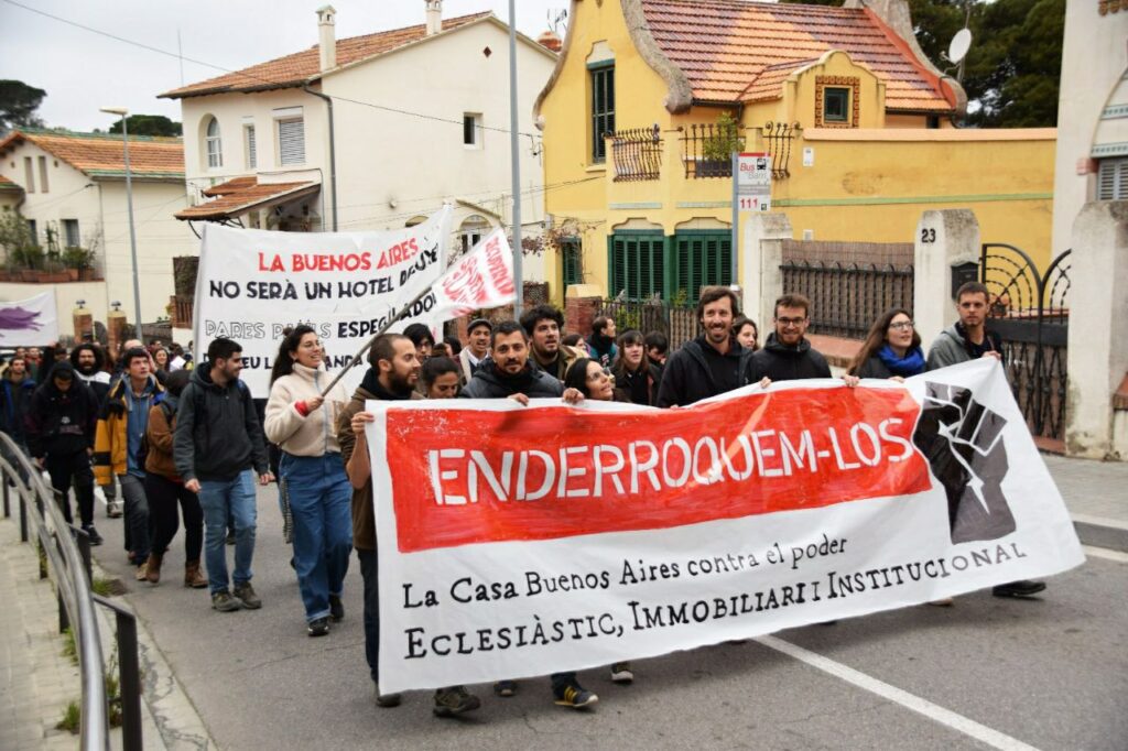 Salvar la Casa Buenos Aires: unión vecinal contra el derribo de un edificio modernista ocupado en Vallvidrera
