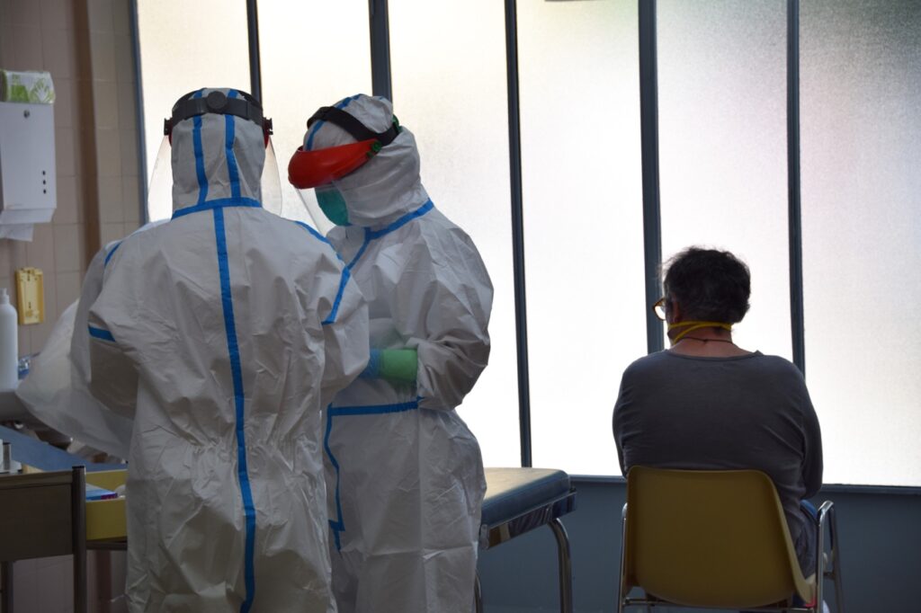 La doble batalla de los sanitarios contagiados