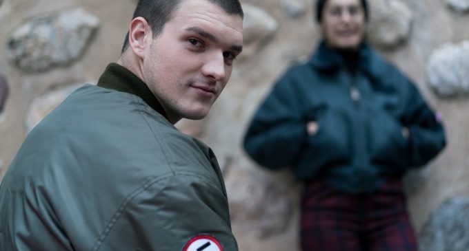 Una familia de pie y en silencio