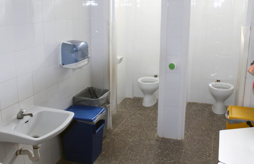 Limpieza y desinfección de los centros educativos, ¿quién paga el sobrecoste?